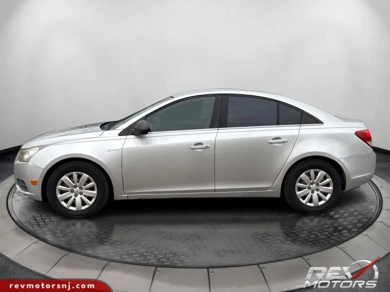 2011 Chevrolet Cruze - Image 2 of 12