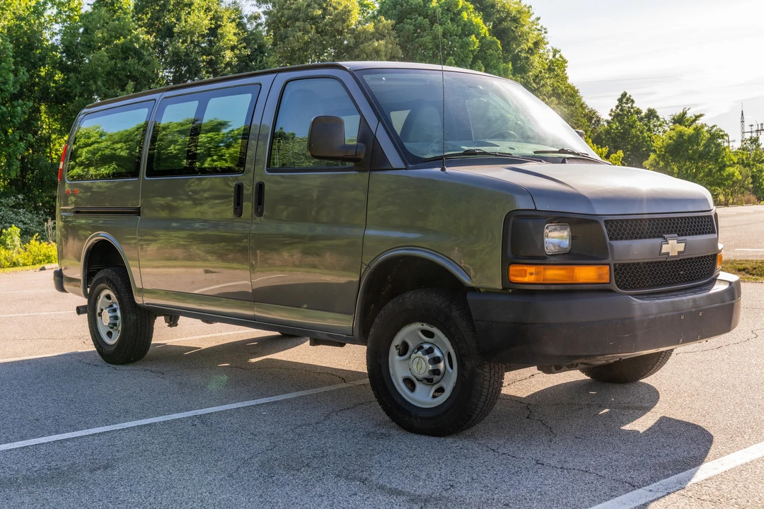 2011 Chevrolet Express - Image 10 of 31