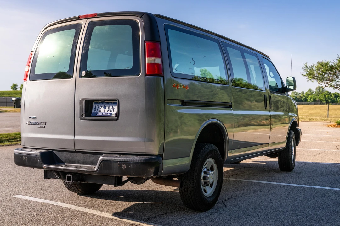 2011 Chevrolet Express - Image 9 of 31