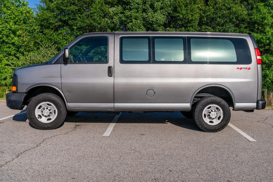 2011 Chevrolet Express - Image 7 of 31