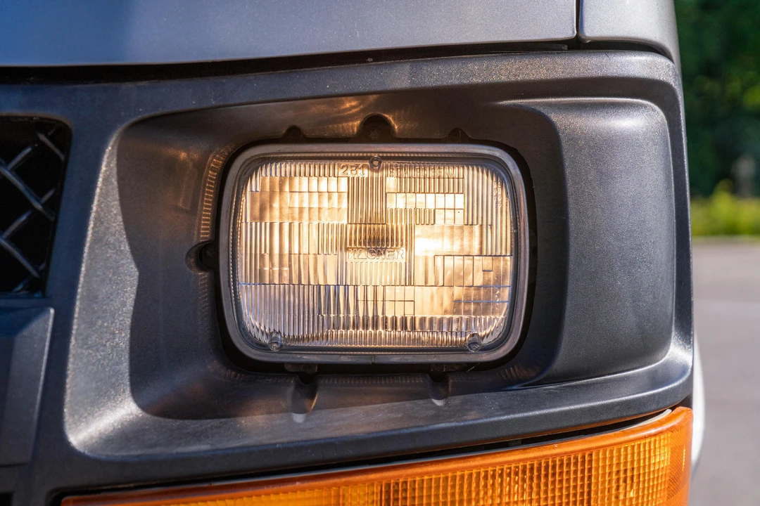 2011 Chevrolet Express - Image 13 of 31
