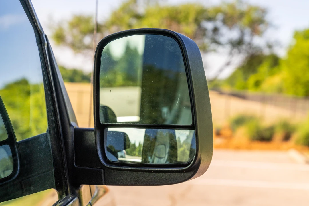 2011 Chevrolet Express - Image 24 of 31