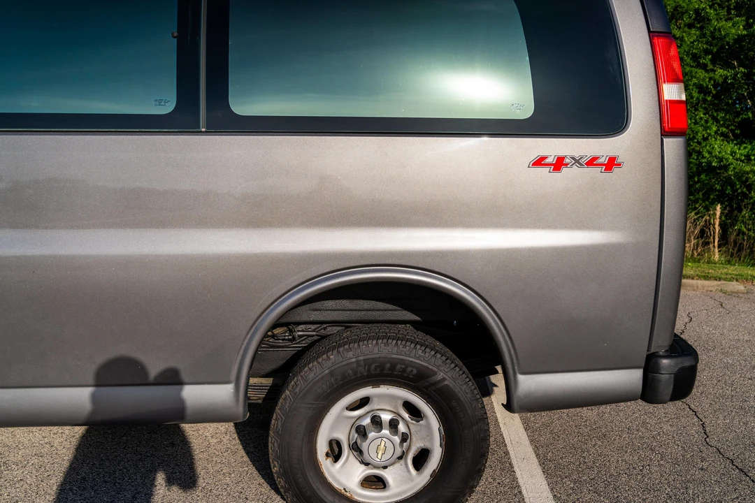 2011 Chevrolet Express - Image 17 of 31