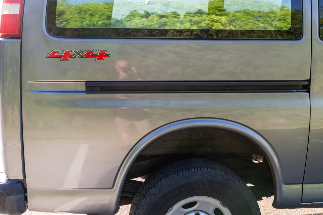 2011 Chevrolet Express - Image 23 of 31