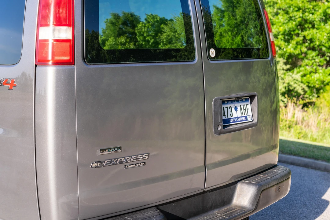 2011 Chevrolet Express - Image 19 of 31