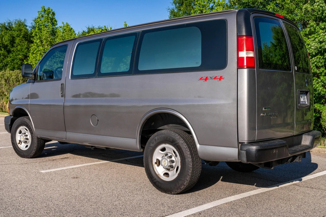2011 Chevrolet Express - Image 4 of 31