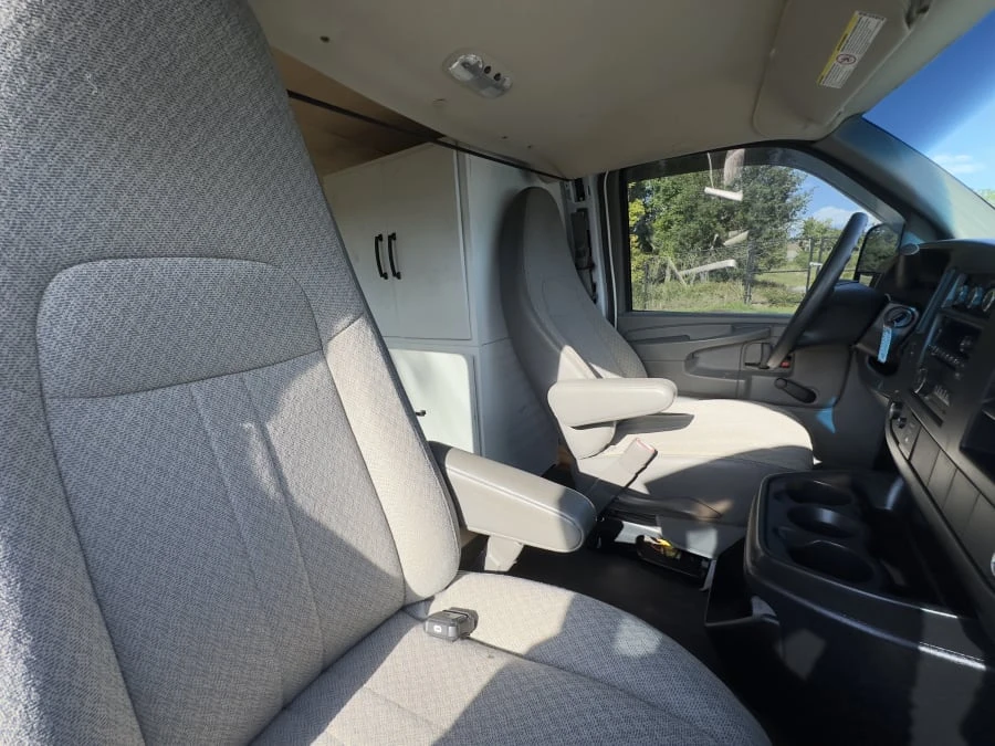 2011 Chevrolet Express - Image 11 of 16