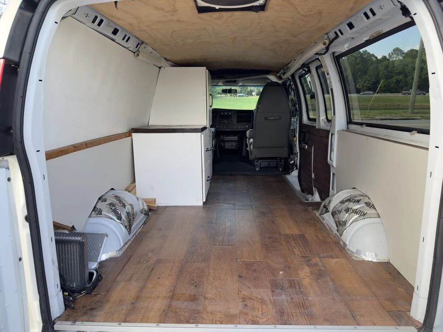 2011 Chevrolet Express - Image 15 of 16