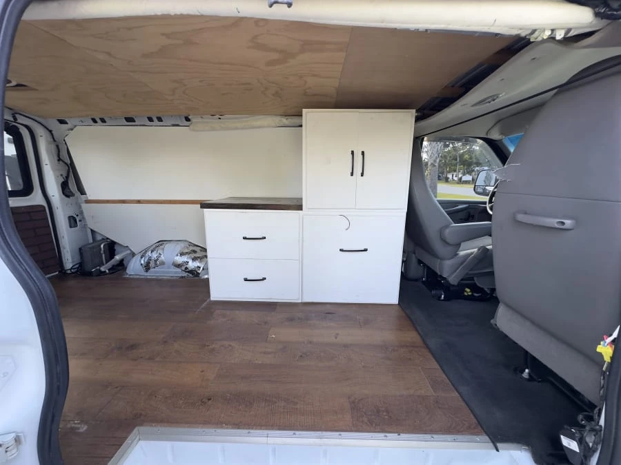 2011 Chevrolet Express - Image 9 of 16