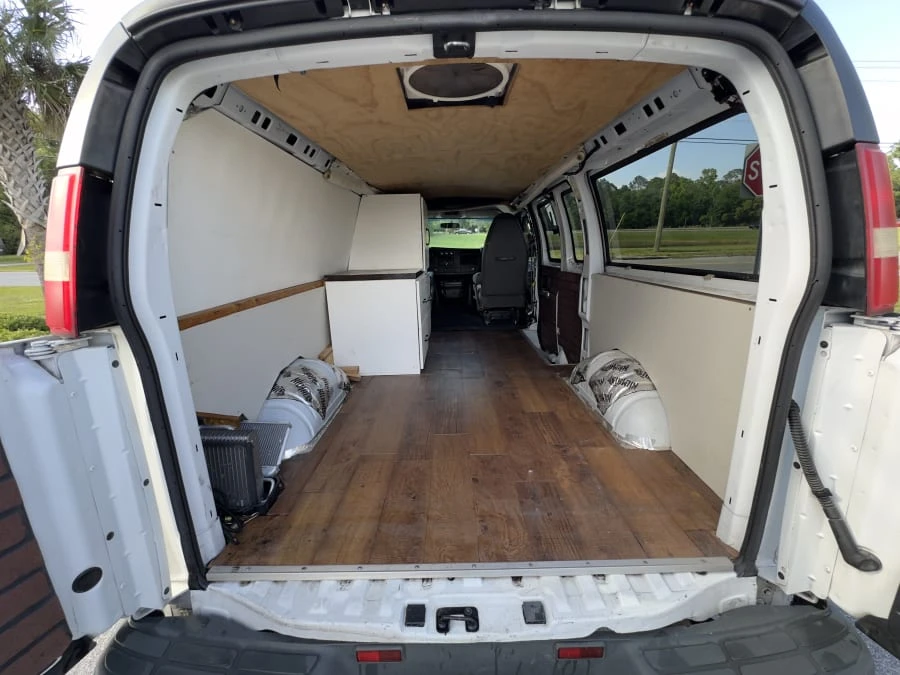 2011 Chevrolet Express - Image 10 of 16