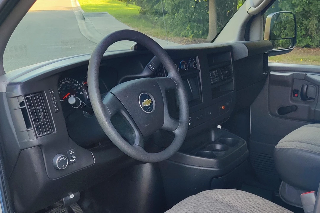 2011 Chevrolet Express - Image 26 of 31