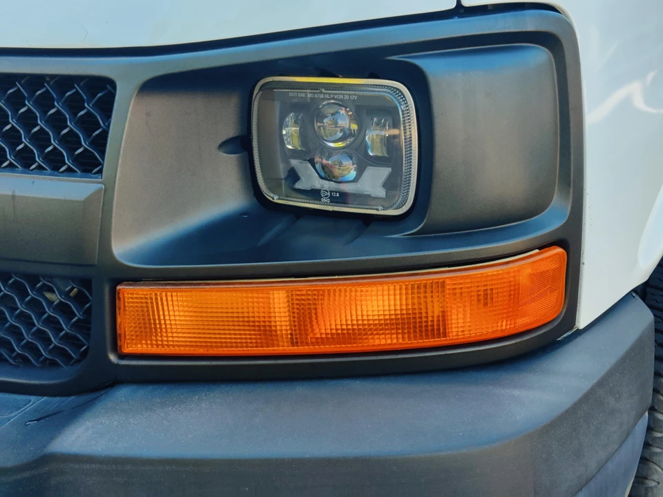 2011 Chevrolet Express - Image 13 of 31