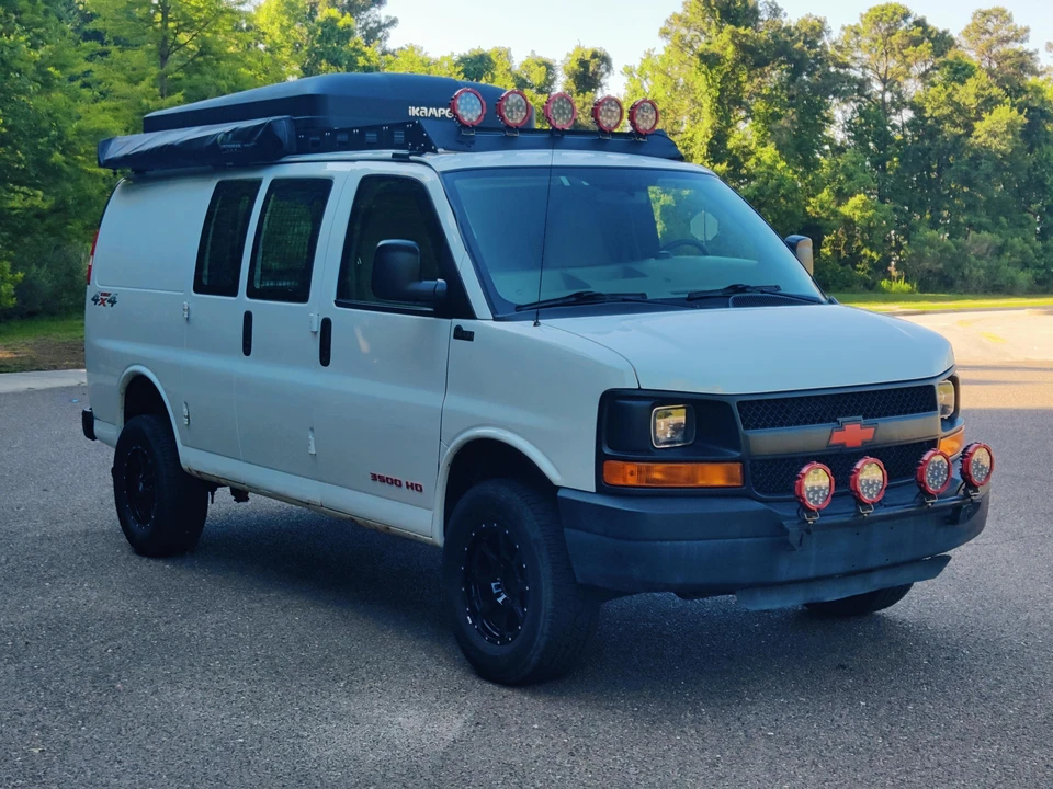 2011 Chevrolet Express - Image 9 of 31