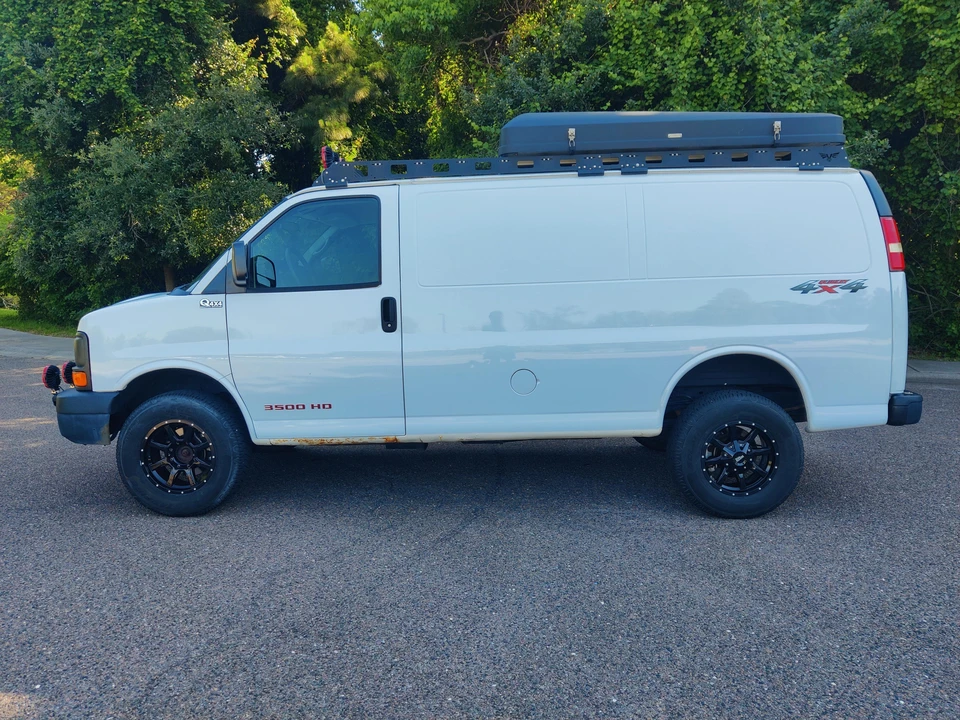 2011 Chevrolet Express - Image 7 of 31