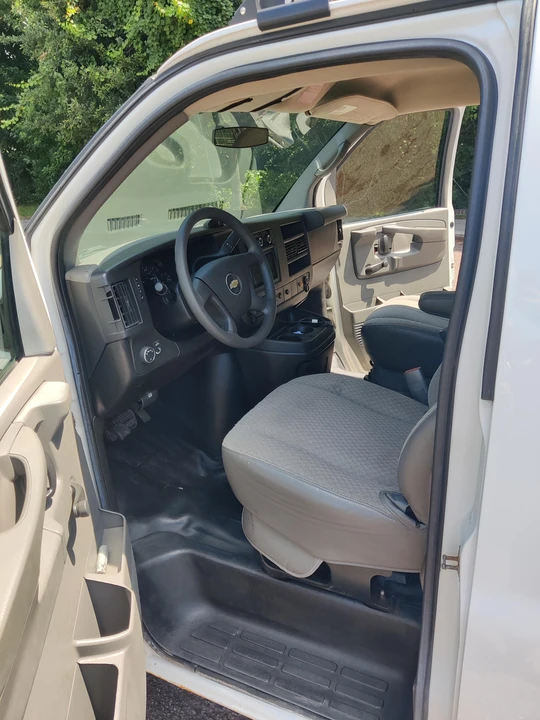 2011 Chevrolet Express - Image 30 of 31