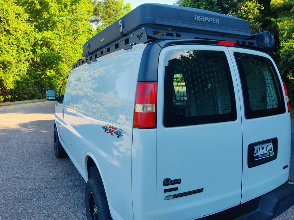 2011 Chevrolet Express - Image 17 of 31