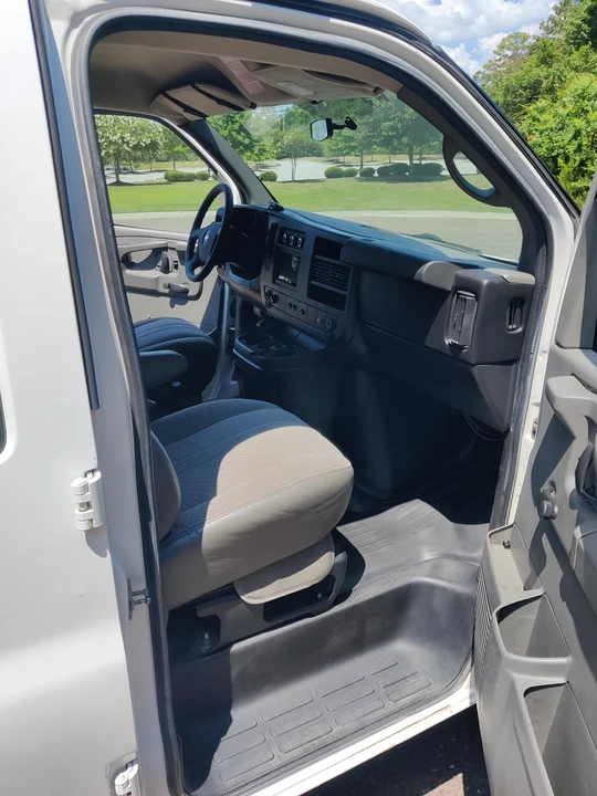 2011 Chevrolet Express - Image 31 of 31