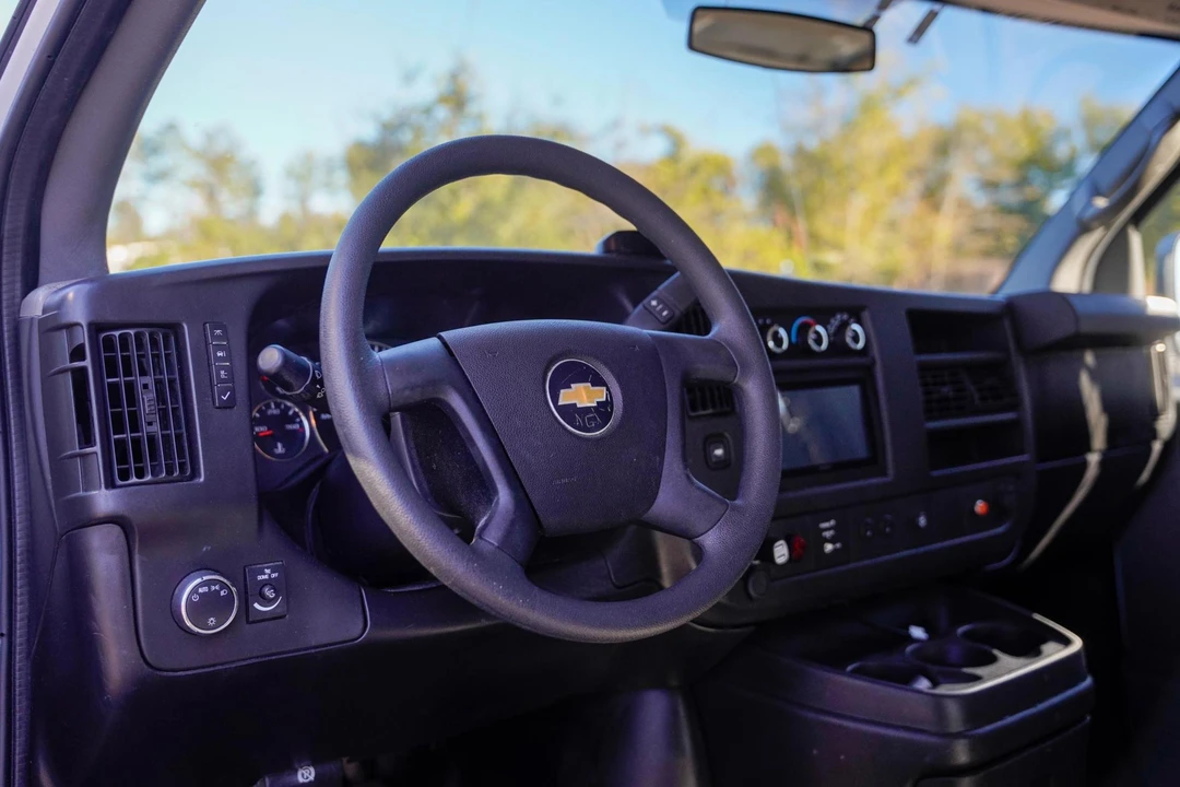 2011 Chevrolet Express - Image 22 of 31