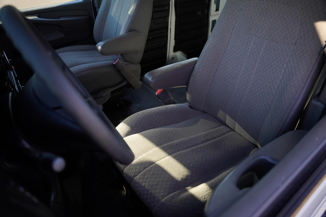 2011 Chevrolet Express - Image 27 of 31
