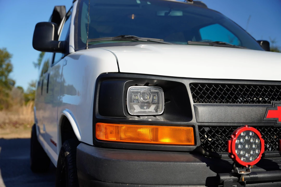 2011 Chevrolet Express - Image 10 of 31