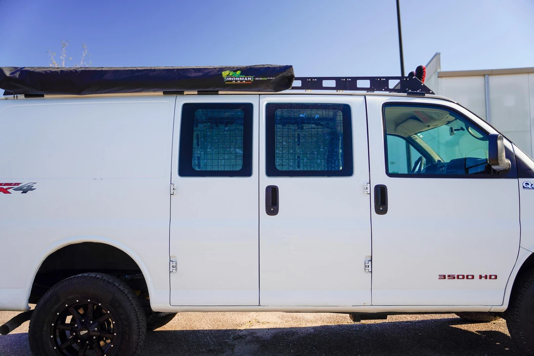 2011 Chevrolet Express - Image 15 of 31