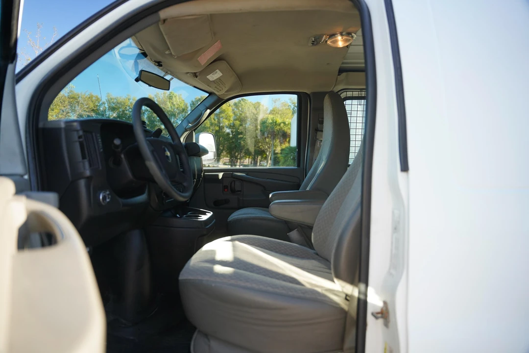 2011 Chevrolet Express - Image 26 of 31