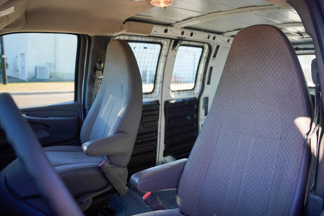 2011 Chevrolet Express - Image 23 of 31