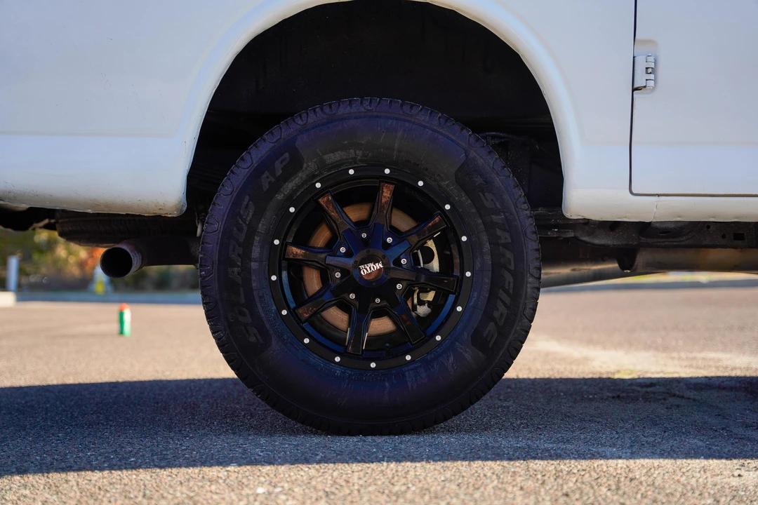 2011 Chevrolet Express - Image 21 of 31