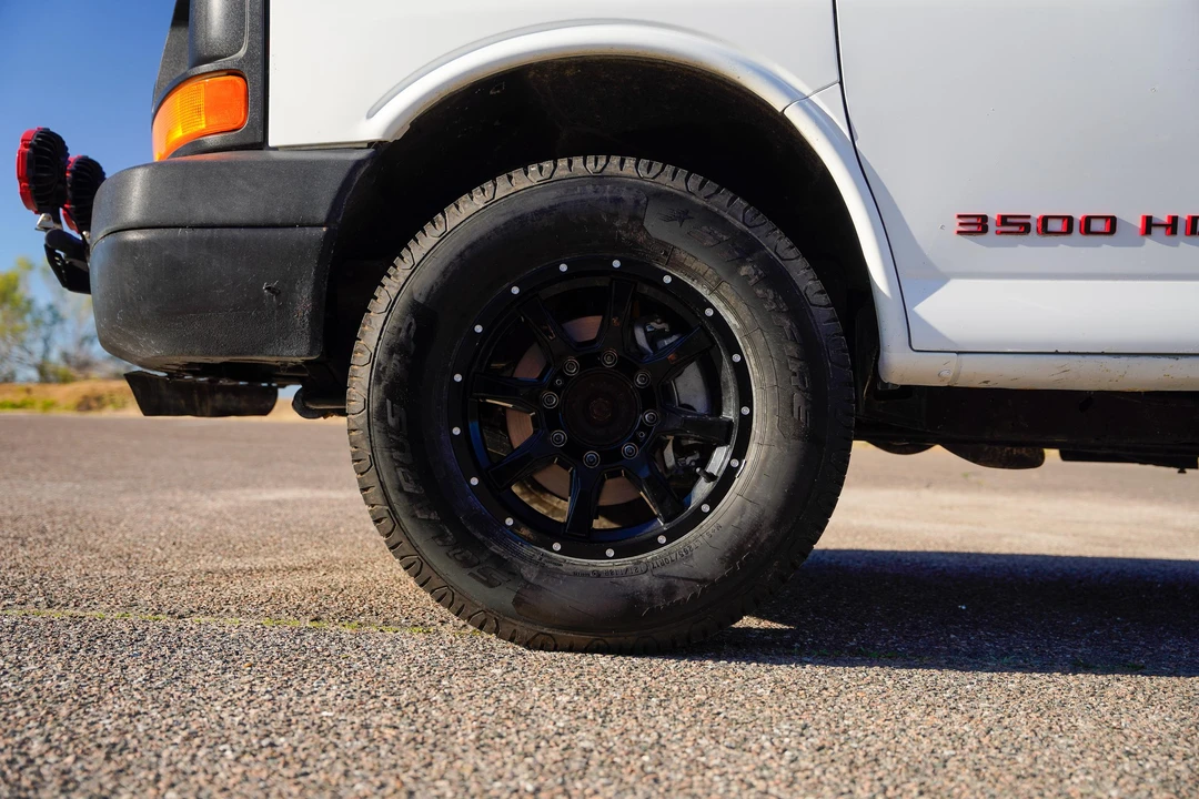 2011 Chevrolet Express - Image 18 of 31