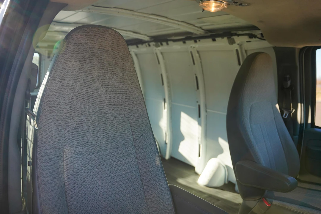2011 Chevrolet Express - Image 28 of 31
