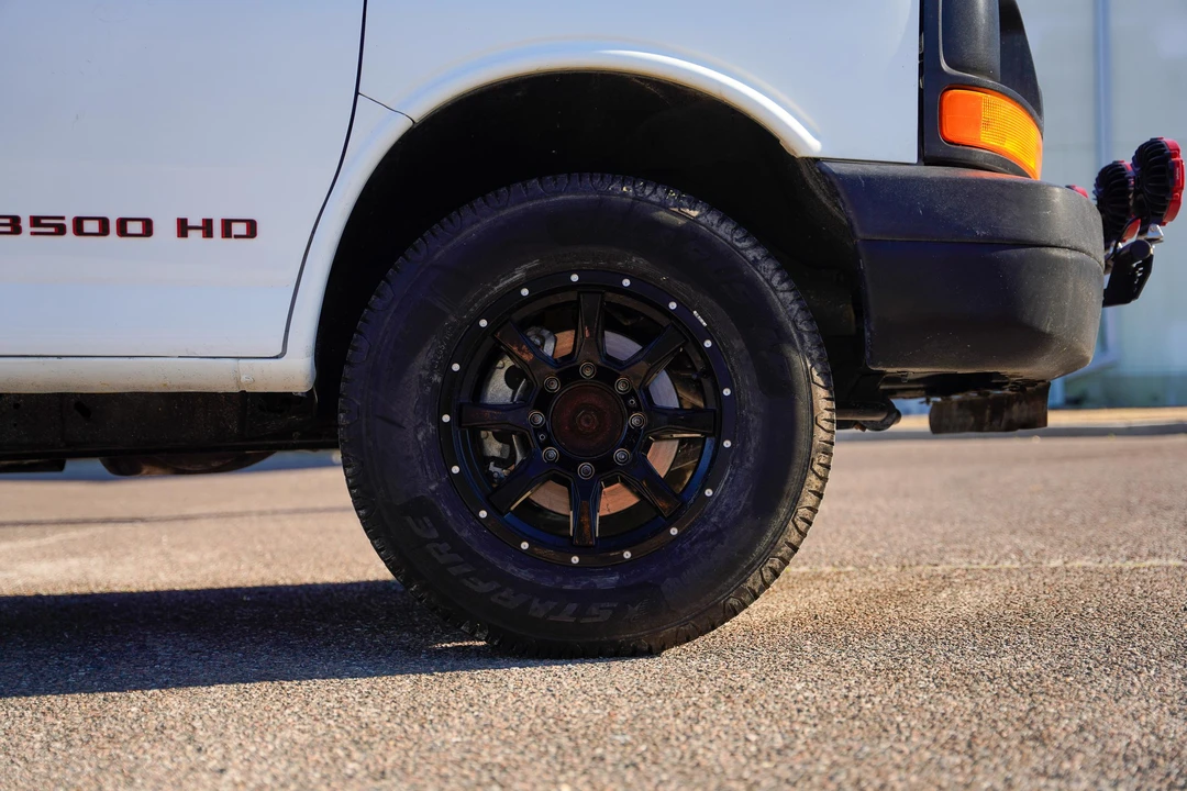 2011 Chevrolet Express - Image 19 of 31