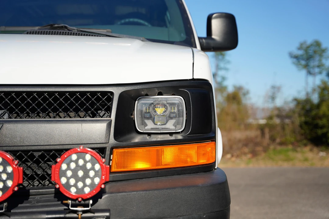 2011 Chevrolet Express - Image 12 of 31