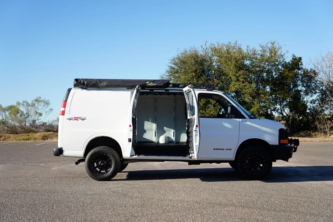 2011 Chevrolet Express - Image 9 of 31