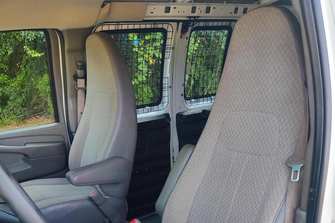 2011 Chevrolet Express - Image 27 of 31