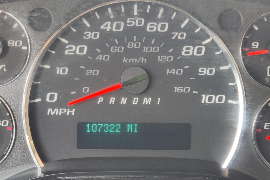 2011 Chevrolet Express - Image 29 of 31