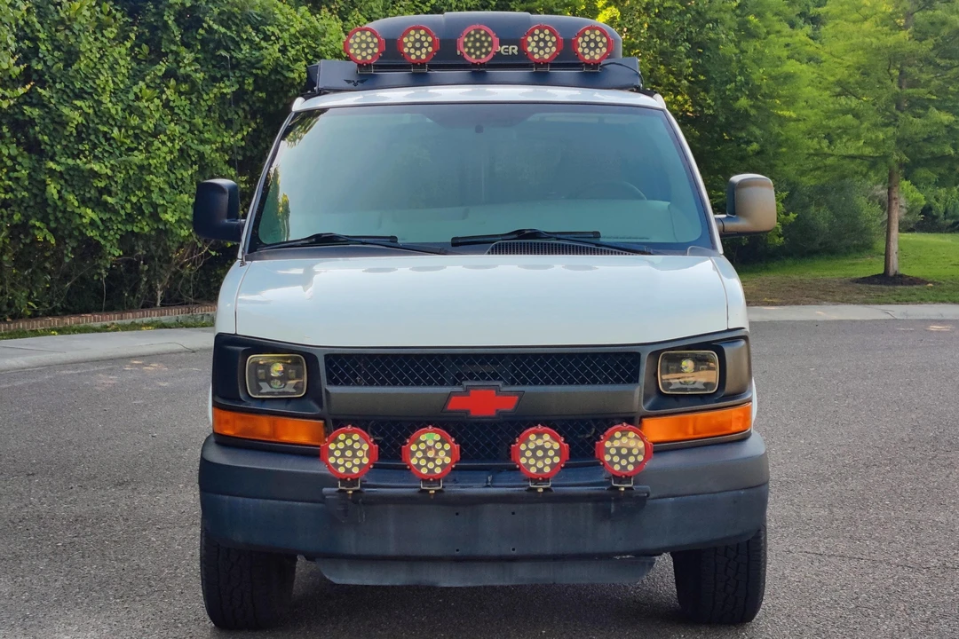 2011 Chevrolet Express - Image 2 of 31