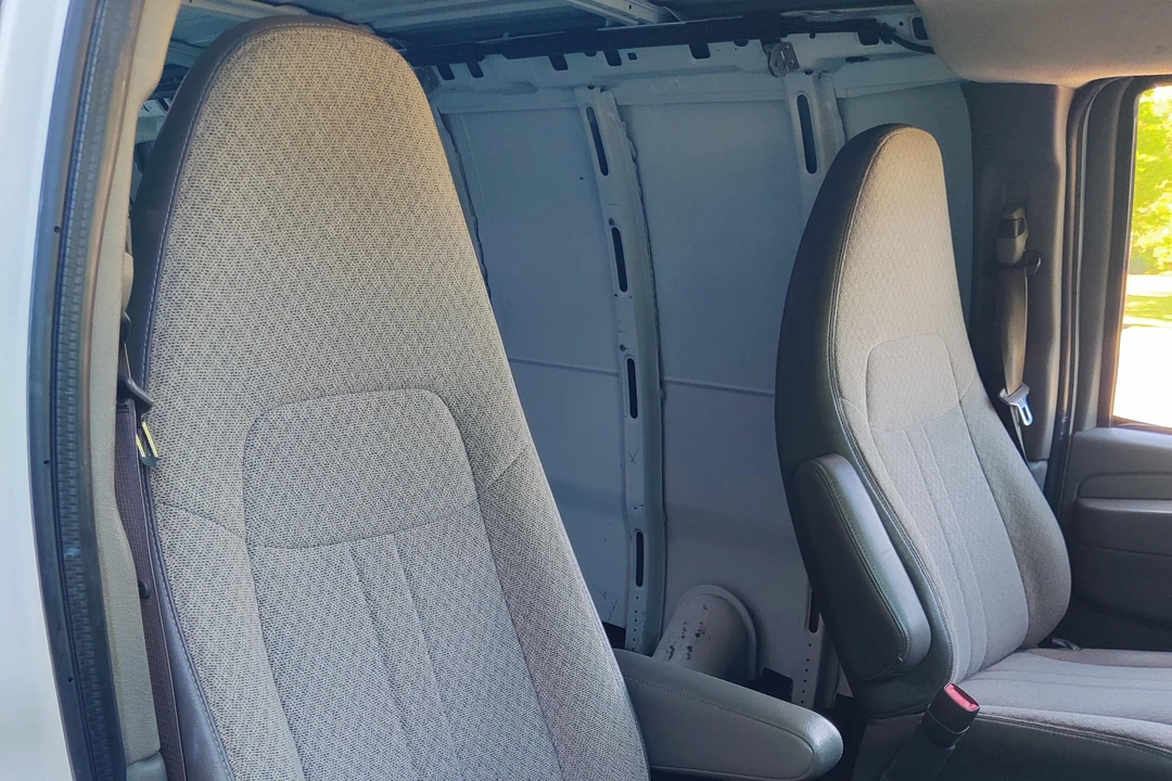 2011 Chevrolet Express - Image 28 of 31