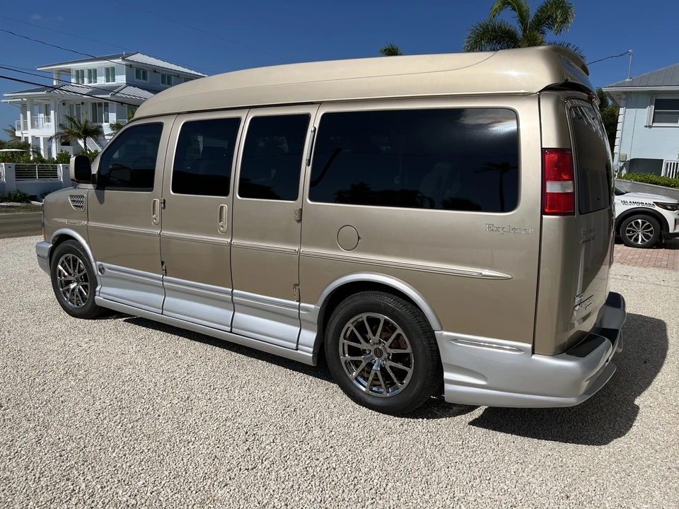 2011 Chevrolet Express - Image 3 of 21
