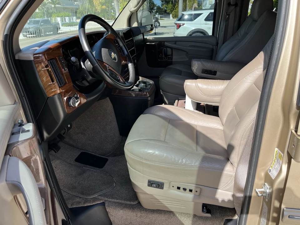 2011 Chevrolet Express - Image 14 of 21
