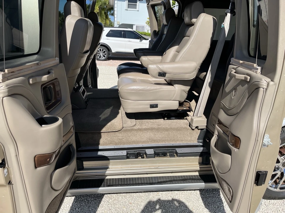 2011 Chevrolet Express - Image 18 of 21