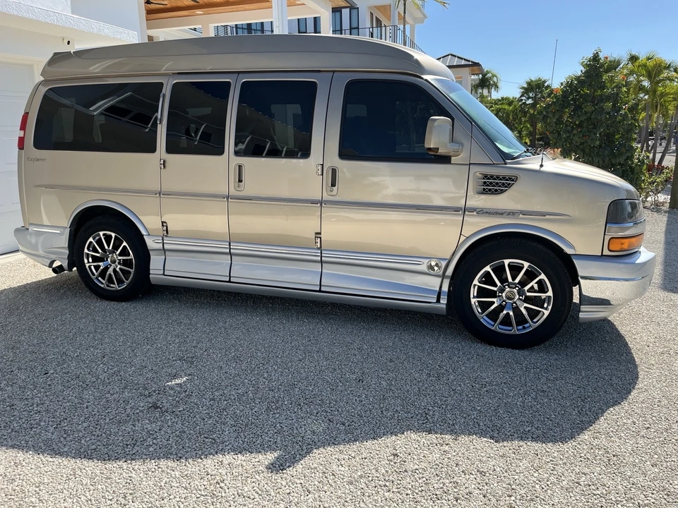 2011 Chevrolet Express - Image 8 of 21