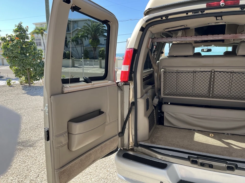 2011 Chevrolet Express - Image 20 of 21