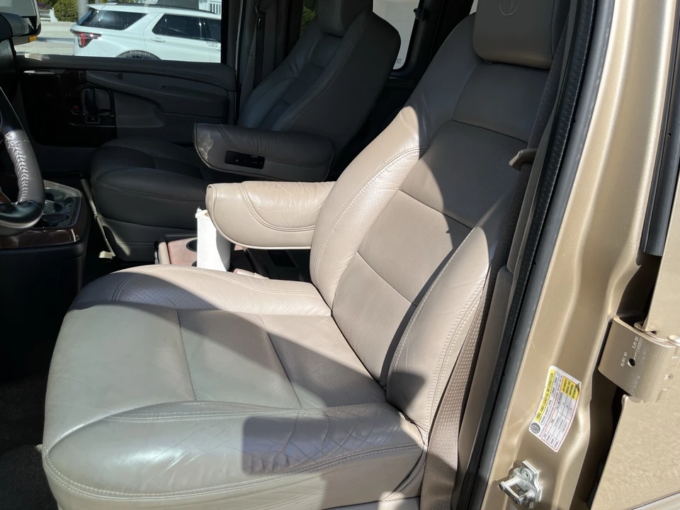 2011 Chevrolet Express - Image 16 of 21