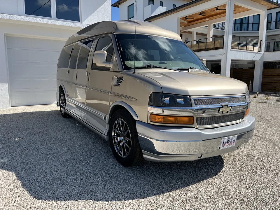 2011 Chevrolet Express - Image 10 of 21