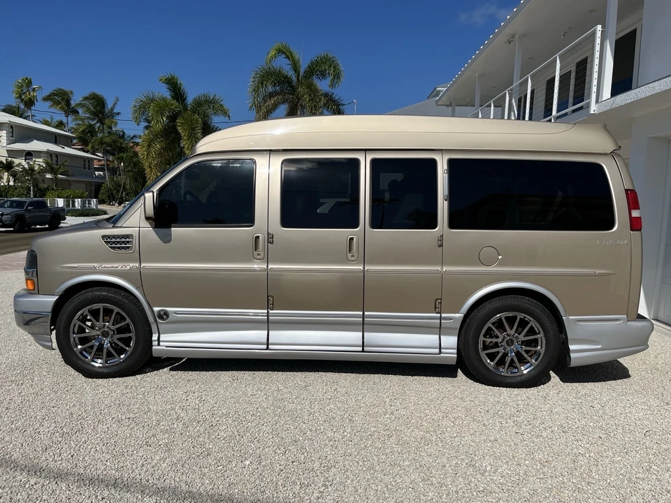2011 Chevrolet Express - Image 4 of 21