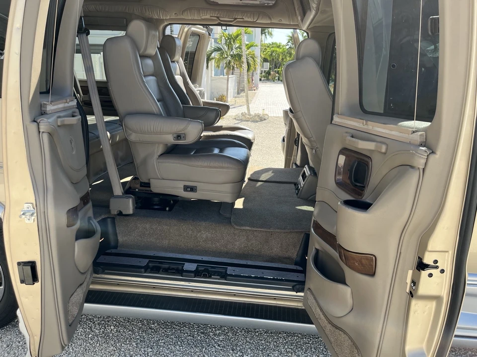 2011 Chevrolet Express - Image 21 of 21
