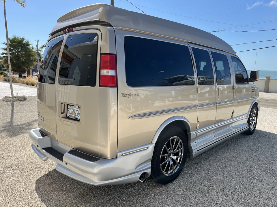 2011 Chevrolet Express - Image 7 of 21