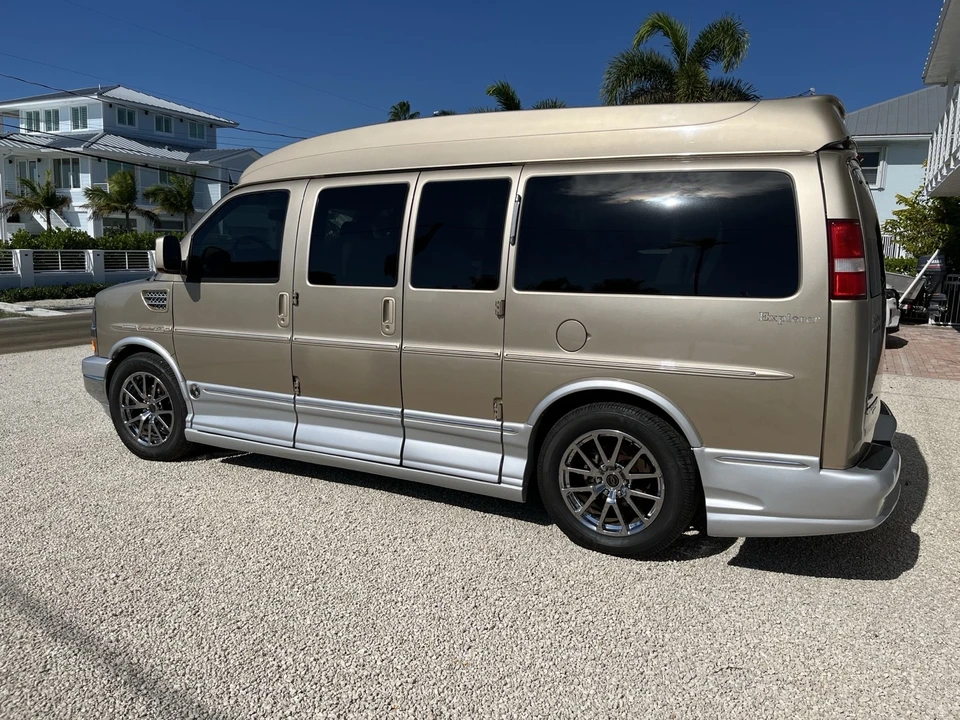 2011 Chevrolet Express - Image 5 of 21
