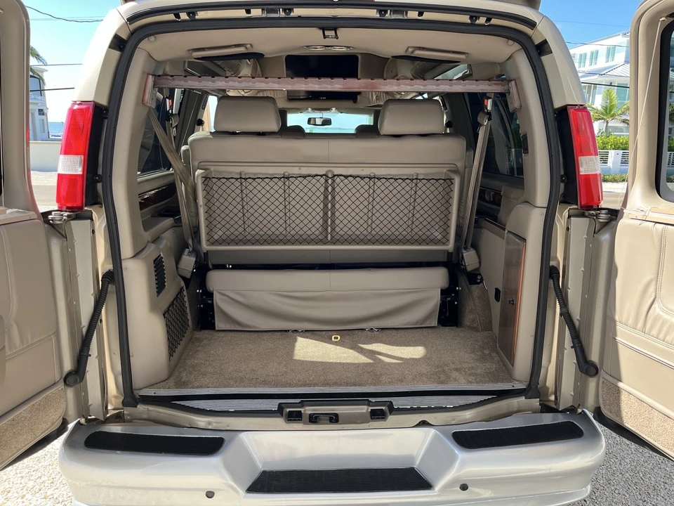 2011 Chevrolet Express - Image 19 of 21