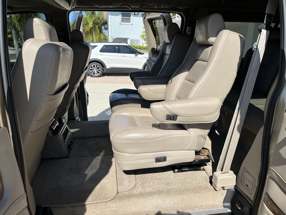 2011 Chevrolet Express - Image 15 of 21